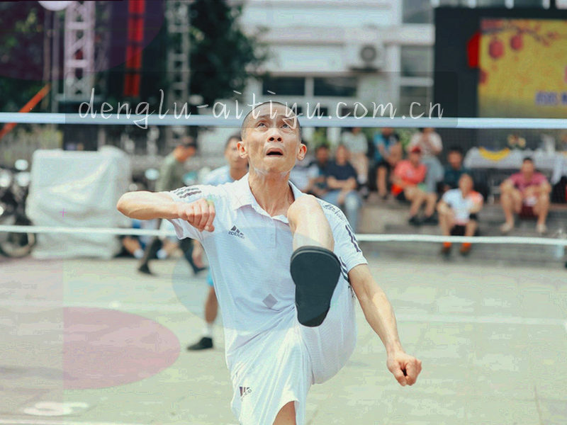 红色胶片颗粒与运动轨迹抽象图，隐喻爱体育赛讯中心的速度感
